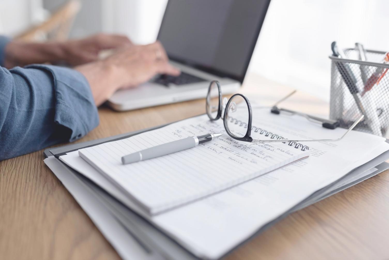 Estudiantes trabajando con datos financieros en ordenadores